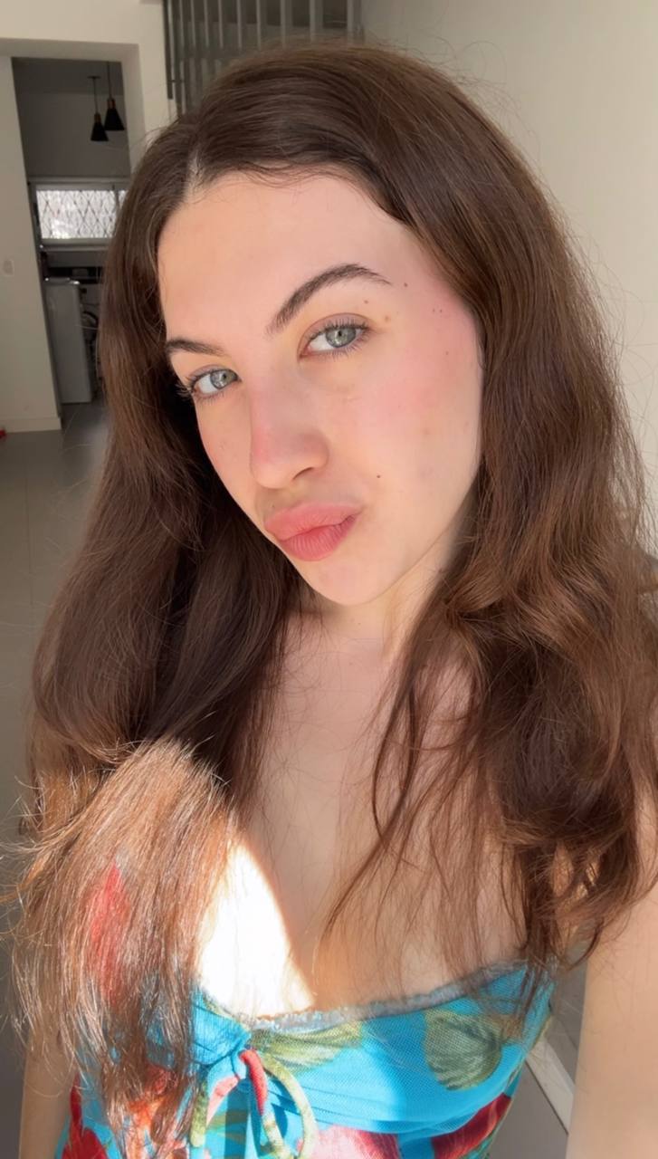 Nude girl Amber in Majuro